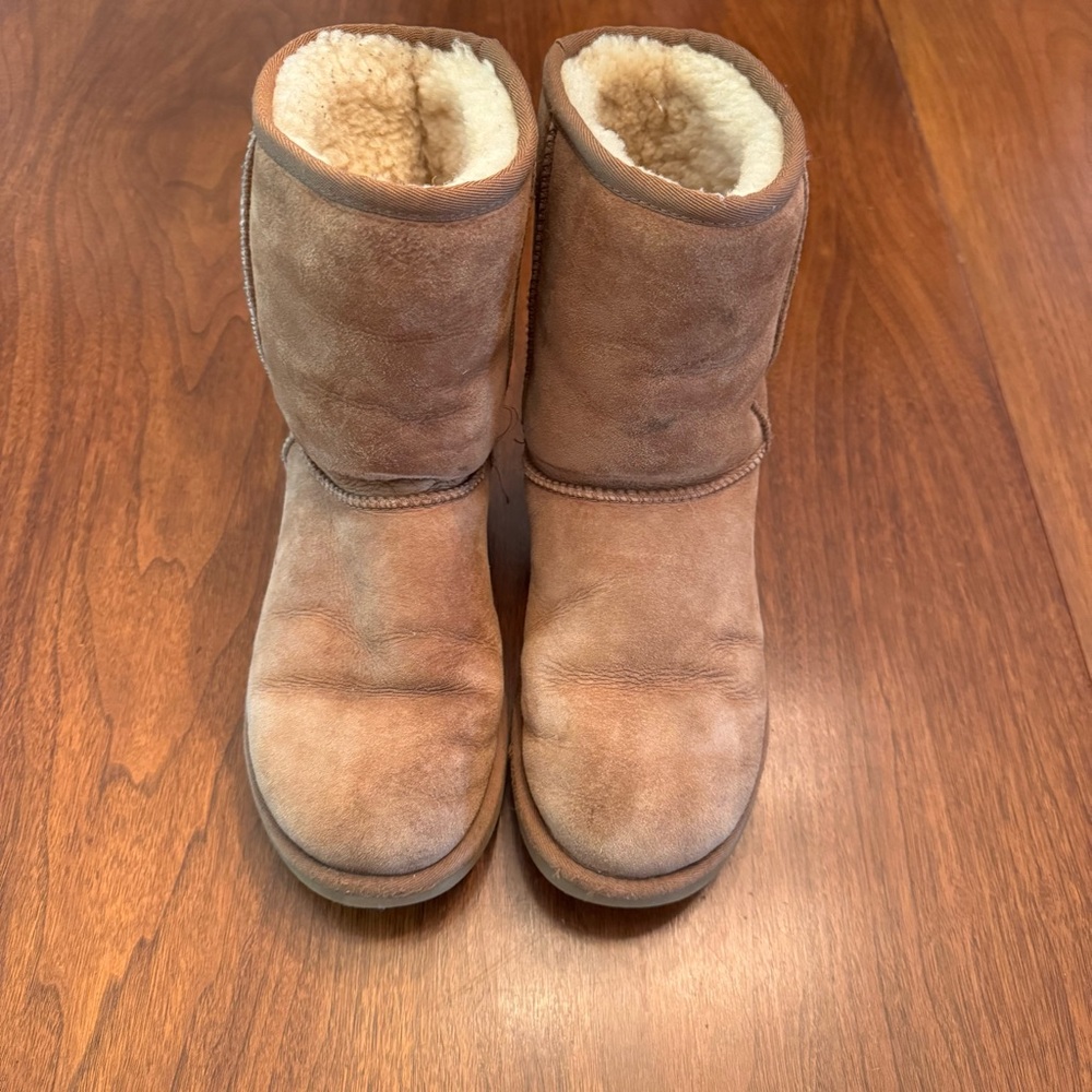 UGG Classic Short Shearling Boots in Cream